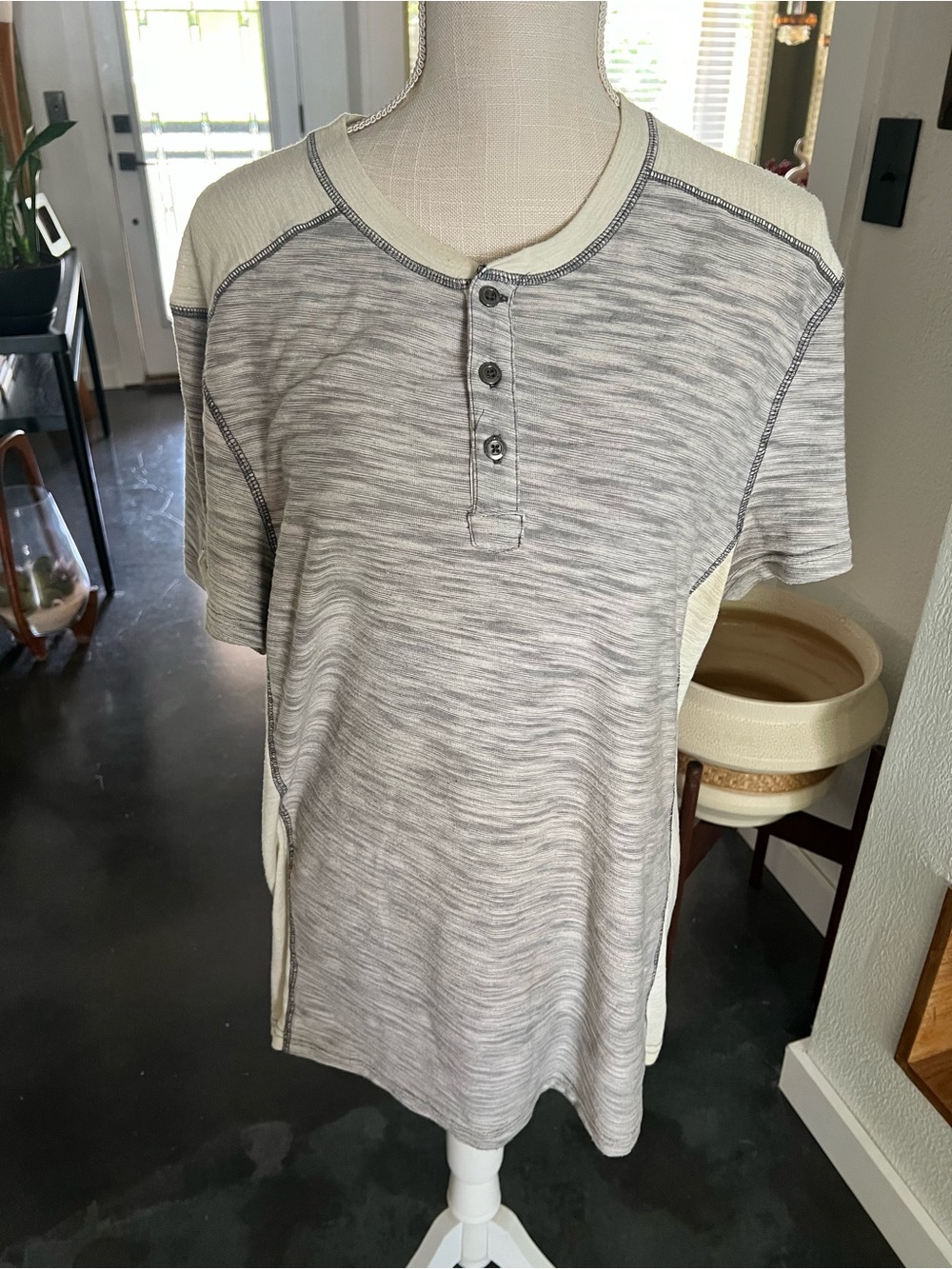Rock & Republic Men's Gray and Cream Short-Sleeve Henley - Picture 1 of 3